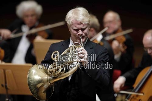 Deutsche Hornist Christoph Eß gastiert in Begleitung des Stuttgarter Kammerorchester unter der Leitung des deutschen Dirigenten Matthias Foremny in der Philharmonie Köln (&copy; Thomas Brill)
