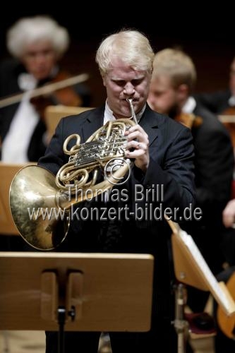 Deutsche Hornist Christoph Eß gastiert in Begleitung des Stuttgarter Kammerorchester unter der Leitung des deutschen Dirigenten Matthias Foremny in der Philharmonie Köln (&copy; Thomas Brill)