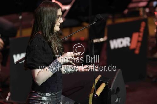 Deutsch-sorbische Theremin-Musikerin Carolina Eyck gastiert in Begleitung der WDR Big Band Köln unter der Leitung des deutschen Jazz-Pianisten Christian Elsässer und der Moderatorin Jana Forkel in der Kölner Philharmonie (&copy; Thomas Brill)