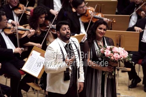 Russische Sopranistin Anna Netrebko gastiert in Begleitung des aserbaidschanischen Tenors Yusif Eyvazov mit dem Czech National Symphony Orchestra unter der Leitung des italienischen Dirigenten Jader Bignamini in der Philharmonie Köln (&copy; Thomas Brill)