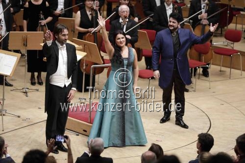 Russische Sopranistin Anna Netrebko gastiert in Begleitung des aserbaidschanischen Tenors Yusif Eyvazov mit der Neuen Philharmonie Westfalen unter der Leitung des italienischen Dirigenten Michelangelo Mazza in der Philharmonie Köln (&copy; Thomas Brill)