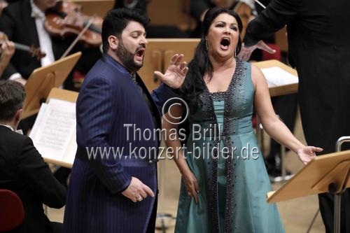 Russische Sopranistin Anna Netrebko gastiert in Begleitung des aserbaidschanischen Tenors Yusif Eyvazov mit der Neuen Philharmonie Westfalen unter der Leitung des italienischen Dirigenten Michelangelo Mazza in der Philharmonie Köln (&copy; Thomas Brill)