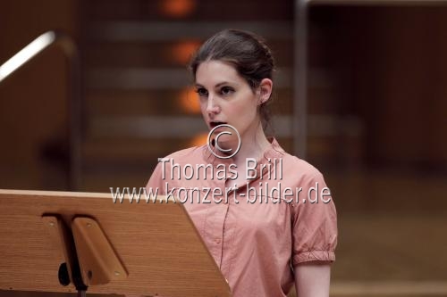 Französische Sopranistin Hélène Fauchère begleitet das Klangforum Wien unter der Leizung des argentinischen Dirigenten Emilio Pomarico in der Philharmonie Köln (© Thomas Brill)