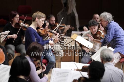 Deutsche Violinistin Isabelle Faust gastiert in Begleitung des Ensemble Il Giardino Armonico unter der Leitung des italienischen Dirigenten Giovanni Antonini in der Philharmonie Köln (© Thomas Brill)