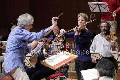Deutsche Violinistin Isabelle Faust gastiert in Begleitung des Ensemble Il Giardino Armonico unter der Leitung des italienischen Dirigenten Giovanni Antonini in der Philharmonie Köln (&copy; Thomas Brill)