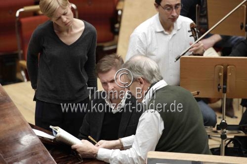 Britische Dirigent Sir John Eliot Gardiner leitet das London Symphony Orchestra in Begleitung der deutschen Violinistin Isabelle Faust und des deutschen Pianisten Kristian Bezuidenhout in der Kölner Philharmonie (© Thomas Brill)