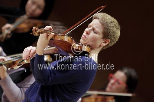 Deutsche Violinistin Isabelle Faust gastiert in Begleitung des Ensemble Il Giardino Armonico unter der Leitung des italienischen Dirigenten Giovanni Antonini in der Philharmonie Köln (&copy; Thomas Brill)