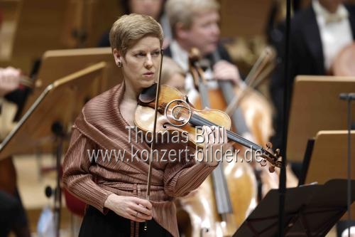 Deutsche Violinistin Isabelle Faust gastiert in Begleitung des Swedish Radio Symphony Orchestra unter der Leitung des britischen Dirigenten Daniel Harding in der Kölner Philharmonie (&copy; Thomas Brill)