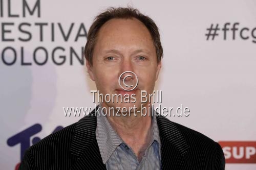 Deutscher Schauspieler Paul Faßnacht bei der Verleihung der Film Festival Cologne Awards 2017 wird Kultur- und Wissenschaftsministerin Isabel Pfeiffer-Poensgen im IHK Börsensaal Köln (© Thomas Brill)