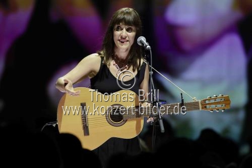 Kanadische Pop-Sängerin und Gitarristin Leslie Feist gastiert auf ihrer 