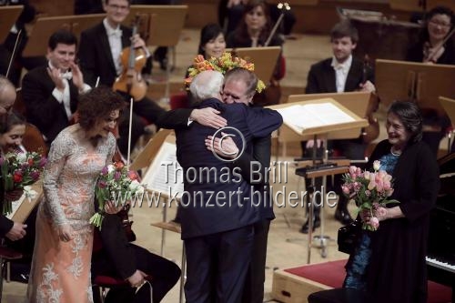 Deutsche Dirigent Christoph Poppen leitet das Kölner Kammerorchester beim Festkonzert in der Philharmonie Köln (© Thomas Brill)