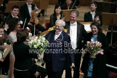 Deutsche Dirigent Christoph Poppen leitet das Kölner Kammerorchester beim Festkonzert in der Philharmonie Köln (&copy; Thomas Brill)