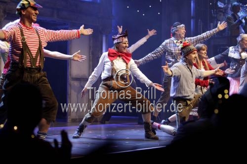 Ensemble spielt das Stück 