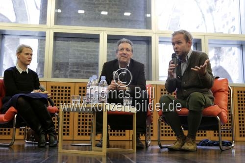 Preisträger des TV Spielfilm-Preises Frauke Finsterwalder und Christian Kracht im Werkstadtgespräch mit dem deutschen Verleger Helge Malchow bei der 23. Cologne Conference im Wallraf-Richartz-Museum Köln (&copy; Thomas Brill)