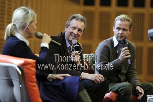 Preisträger des TV Spielfilm-Preises Frauke Finsterwalder und Christian Kracht im Werkstadtgespräch mit dem deutschen Verleger Helge Malchow bei der 23. Cologne Conference im Wallraf-Richartz-Museum Köln (&copy; Thomas Brill)