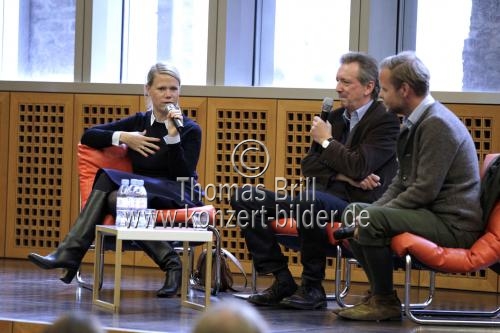 Preisträger des TV Spielfilm-Preises Frauke Finsterwalder und Christian Kracht im Werkstadtgespräch mit dem deutschen Verleger Helge Malchow bei der 23. Cologne Conference im Wallraf-Richartz-Museum Köln (&copy; Thomas Brill)