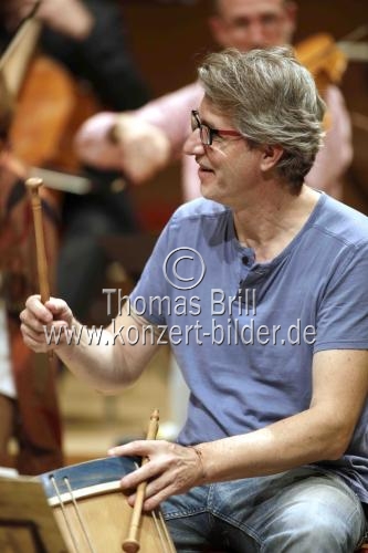 Deutsch-Norwegische Dirigent Gottfried von der Goltz leitet das Freiburger Barockorchester in der Philharmonie Köln (&copy; Thomas Brill)