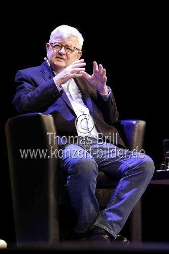 Deutsche Politiker Joschka Fischer und die deutsche Journalistin Anja Bröker analysieren den geopolitischen Kartentisch und zeigt Optionen einer neuen Außenpolitik im Rahmen der it.COLOGNE Spezial im Theater am Tanzbrunnen Köln (&copy; Thomas Brill)