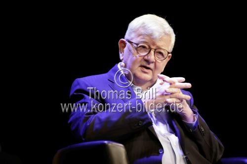 Deutsche Politiker Joschka Fischer und die deutsche Journalistin Anja Bröker analysieren den geopolitischen Kartentisch und zeigt Optionen einer neuen Außenpolitik im Rahmen der it.COLOGNE Spezial im Theater am Tanzbrunnen Köln (&copy; Thomas Brill)