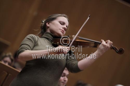 Deutsche Violinistin Julia Fischer begleitet die Tonhalle-Orchester Zürich unter der Leitung des polnischen Dirigenten Michał Nesterowicz in der Philharmonie Köln (&copy; Thomas Brill)