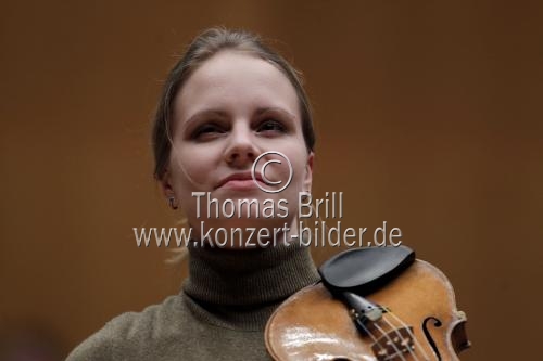 Deutsche Violinistin Julia Fischer begleitet die Tonhalle-Orchester Zürich unter der Leitung des polnischen Dirigenten Michał Nesterowicz in der Philharmonie Köln (© Thomas Brill)