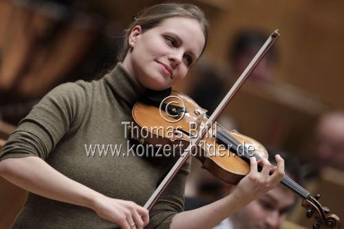 Deutsche Violinistin Julia Fischer begleitet die Tonhalle-Orchester Zürich unter der Leitung des polnischen Dirigenten Michał Nesterowicz in der Philharmonie Köln (© Thomas Brill)