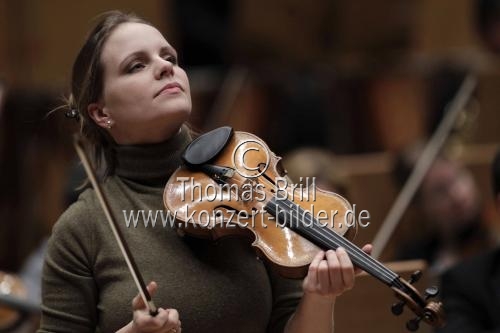 Deutsche Violinistin Julia Fischer begleitet die Tonhalle-Orchester Zürich unter der Leitung des polnischen Dirigenten Michał Nesterowicz in der Philharmonie Köln (&copy; Thomas Brill)