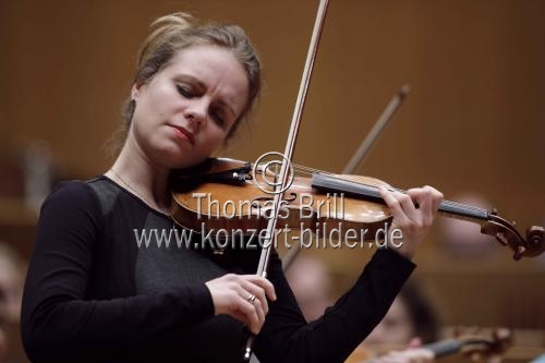 Deutsche Violinistin Julia Fischer gastiert in Begleitung des Orchesters der BBC Philharmonic unter der Leitung des spanischen Dirigenten Juanjo Mena in der Philharmonie Köln (© Thomas Brill)