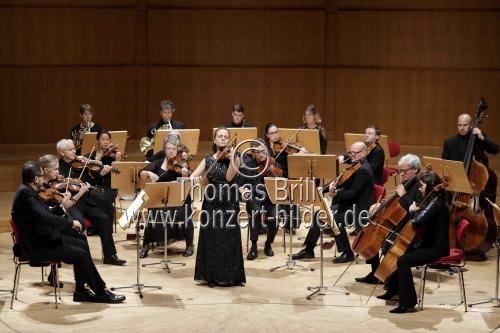 Deutsche Violinistin Julia Fischer leitet die Academy of St Martin in the Fields in der Kölner Philharmonie (&copy; Thomas Brill)