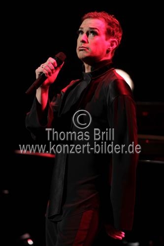 Deutsche Chansonnier Tim Fischer singt ein Knef-Konzert im Opernhaus Köln (&copy; Thomas Brill)