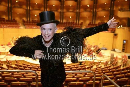 Deutsche Chansonnier Tim Fischer probt die weltbekannte Begrüßung „Willkommen, Bienvenue, Welcome!“ des Musicals 