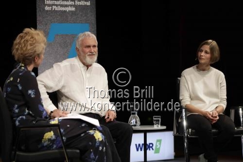 Die deutsche Ärztin Giulia Enders und der deutsche Philosoph Gernot Böhme sowie Svenja Flaßpöhler sprechen über 