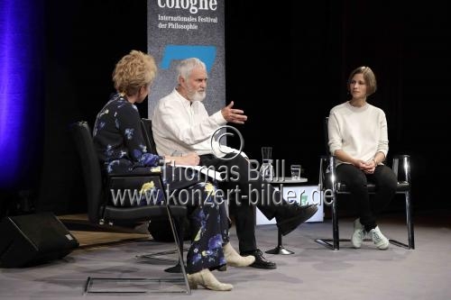Die deutsche Ärztin Giulia Enders und der deutsche Philosoph Gernot Böhme sowie Svenja Flaßpöhler sprechen über 