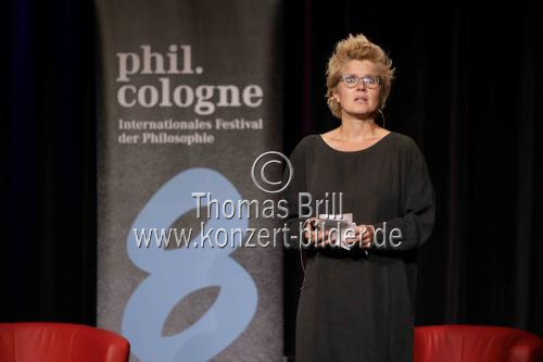 Die deutsche Sprachwissenschaftlerin Elisabeth Wehling, der deutsche Dramaturg Bernd Stegemann sowie die Philosophin Svenja Flaßpöhler diskutieren diskutieren ob 