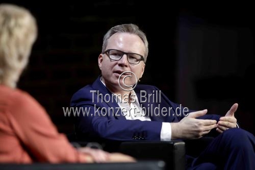 Deutsche Soziologe Andreas Reckwitz diskutiert mit der deutschen Philosophin Svenja Flaßpöhler über die Frage „Was macht uns resilient?“ im Rahmen der phil.COLOGNE 2021 in den Balloni-Hallen Köln (© Thomas Brill)