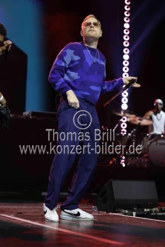 Gedenkkonzert Tribute to Xatar mit SSIO, Haftbefehl, Peter Fox, Bausa, Farid Bang, Jan Delay, Max Herre, Joy Denalane, Dardan, Jazeek, Schwesta Ewa, Eno, Kalim, Samy und Jan Böhmermann in der Lanxess Arena Köln (&copy; Thomas Brill)