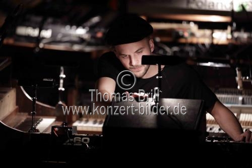 Deutsche Pianist und Komponist Nils Frahm gastiert auf seiner 