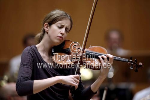 Norwegische Violinistin Vilde Frang gastiert in Begleitung des Orchestre Philharmonique de Radio France unter der Leitung des finnischen Dirigenten Mikko Franck in der Philharmonie Köln (&copy; Thomas Brill)