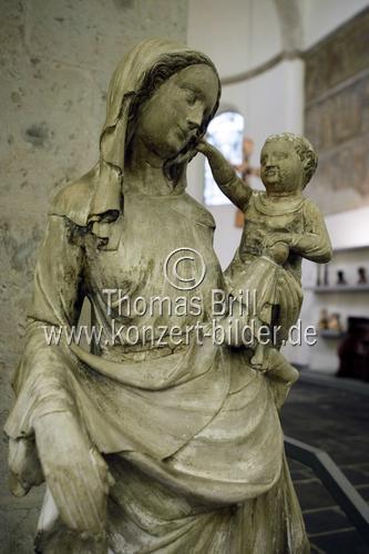 Französische Madonna aus feinem Kalksandstein (um 1330-1340) im Museum Schnütgen Köln (&copy; )