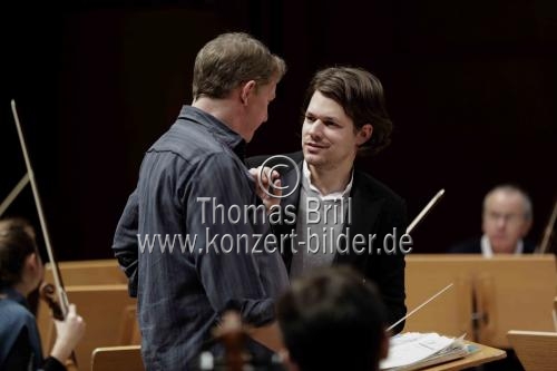 Französische Pianist David Fray gastiert in Begleitung des Orchestre de Chambre de Paris unter der Leitung des schottischen Dirigenten Douglas Boyd in der Philharmonie Köln (&copy; Thomas Brill)
