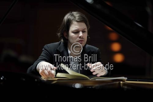 Französische Pianist David Fray gastiert in Begleitung des Orchestre de Chambre de Paris unter der Leitung des schottischen Dirigenten Douglas Boyd in der Philharmonie Köln (© Thomas Brill)