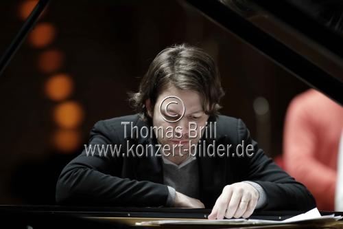 Französische Pianist David Fray gastiert in Begleitung des Orchestre de Chambre de Paris unter der Leitung des schottischen Dirigenten Douglas Boyd in der Philharmonie Köln (© Thomas Brill)