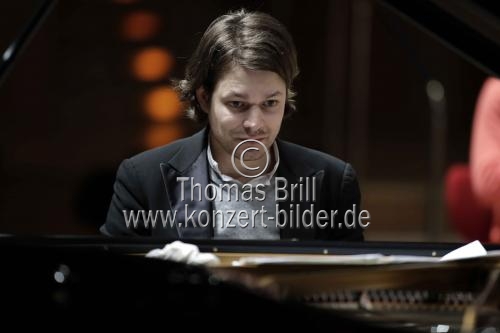 Französische Pianist David Fray gastiert in Begleitung des Orchestre de Chambre de Paris unter der Leitung des schottischen Dirigenten Douglas Boyd in der Philharmonie Köln (© Thomas Brill)