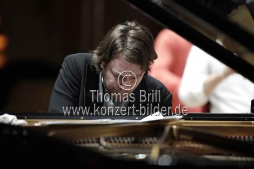Französische Pianist David Fray gastiert in Begleitung des Orchestre de Chambre de Paris unter der Leitung des schottischen Dirigenten Douglas Boyd in der Philharmonie Köln (© Thomas Brill)