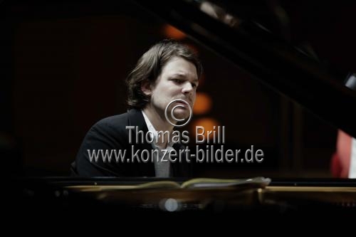 Französische Pianist David Fray gastiert in Begleitung des Orchestre de Chambre de Paris unter der Leitung des schottischen Dirigenten Douglas Boyd in der Philharmonie Köln (© Thomas Brill)