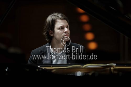 Französische Pianist David Fray gastiert in Begleitung des Orchestre de Chambre de Paris unter der Leitung des schottischen Dirigenten Douglas Boyd in der Philharmonie Köln (© Thomas Brill)