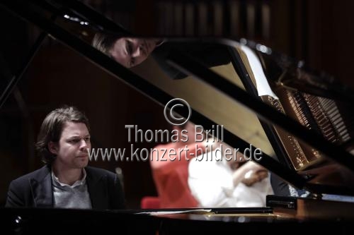 Französische Pianist David Fray gastiert in Begleitung des Orchestre de Chambre de Paris unter der Leitung des schottischen Dirigenten Douglas Boyd in der Philharmonie Köln (&copy; Thomas Brill)