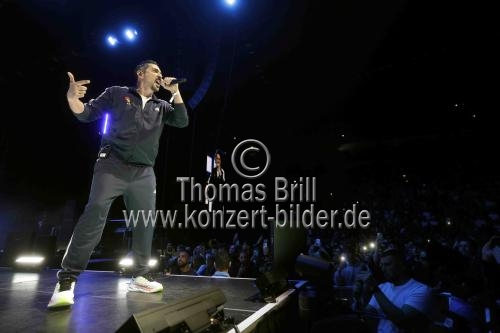 Gedenkkonzert Tribute to Xatar mit SSIO, Haftbefehl, Peter Fox, Bausa, Farid Bang, Jan Delay, Max Herre, Joy Denalane, Dardan, Jazeek, Schwesta Ewa, Eno, Kalim, Samy und Jan Böhmermann in der Lanxess Arena Köln (&copy; Thomas Brill)