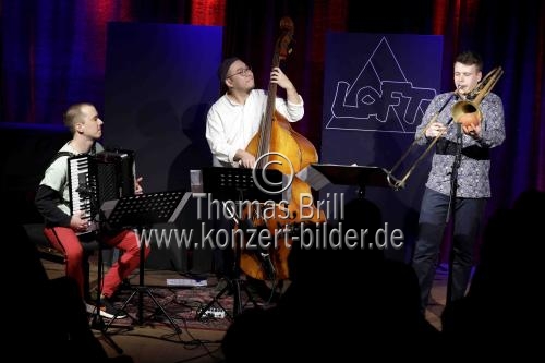 Deutscher Jazz-Posaunist Philipp Hayduck gastiert gastiert in Begleitung von Fe Fritschi (Akkordeon) und Duy Luong (Bass) mit seinem 