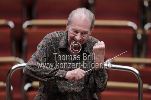 Spanische Dirigent Rafael Frühbeck de Burgos leitet die Dresdner Philharmonie in der Philharmonie Köln (© Thomas Brill)